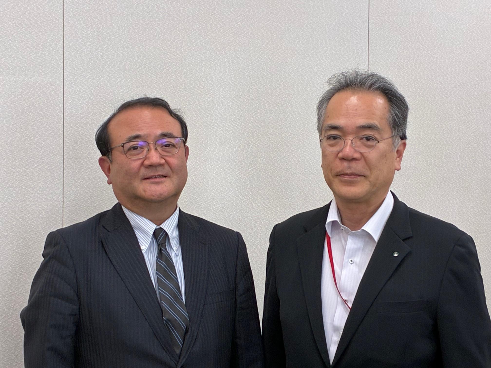 写真:丸山理事長(左)と大分県山田教育長(右)