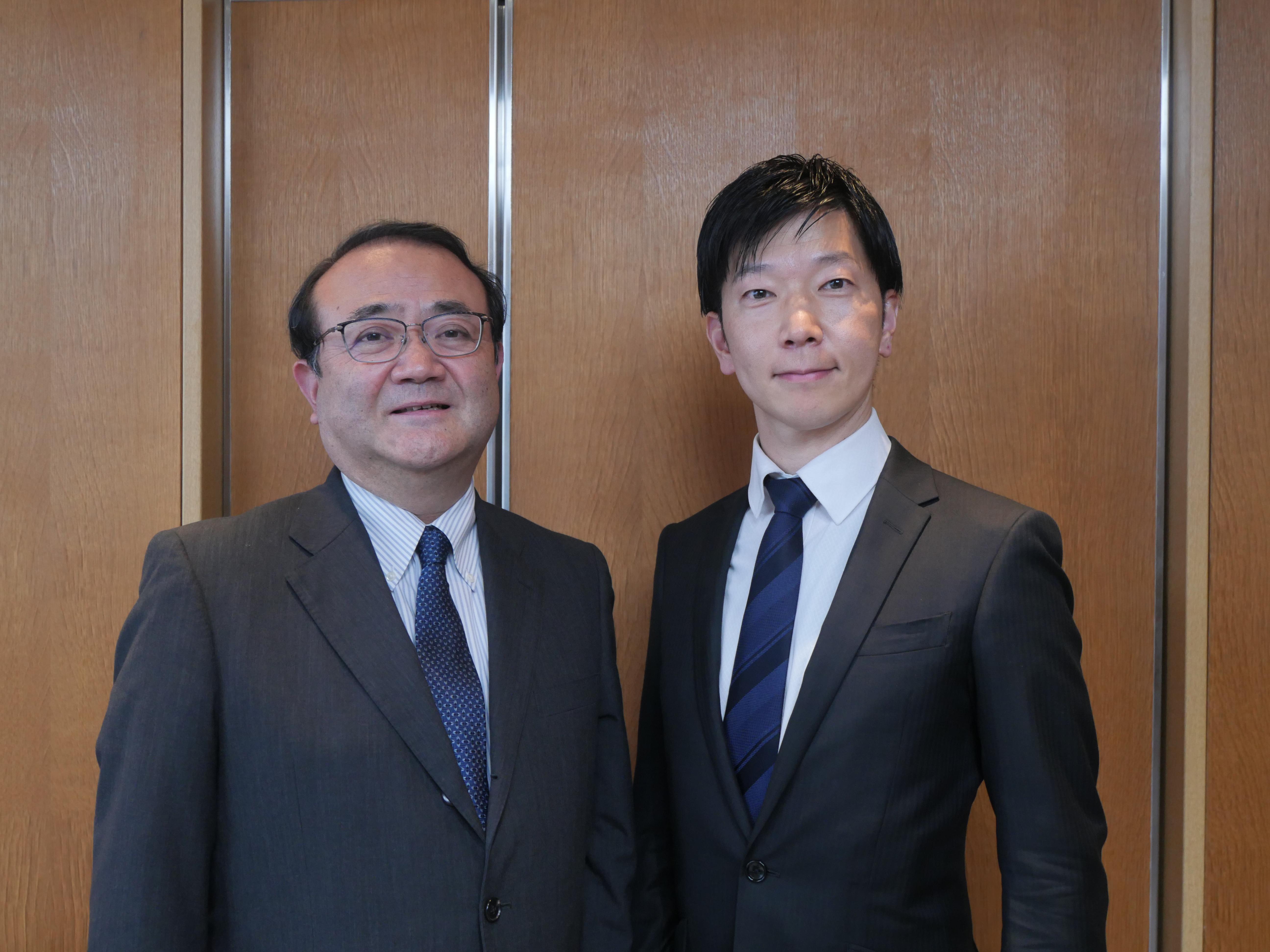 写真:丸山理事長(左)と伊丹市中田市長(右)