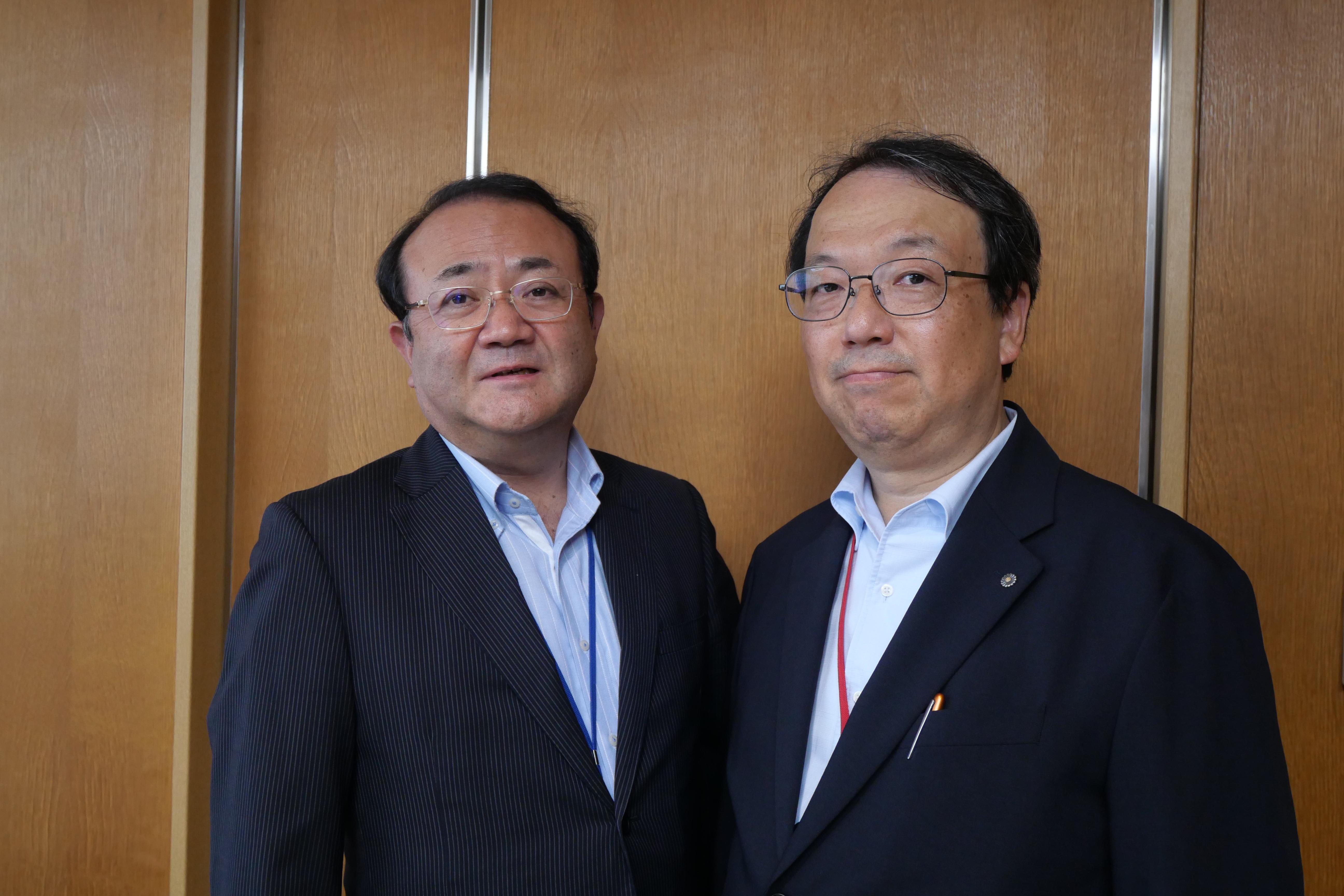 写真:丸山理事長(左)と松原会長(右)