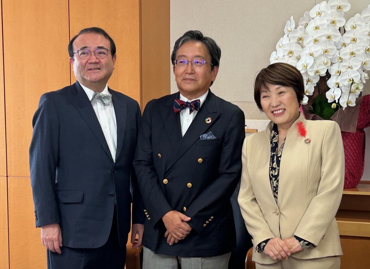 写真:丸山理事長・那須学長・あべ文部科学大臣