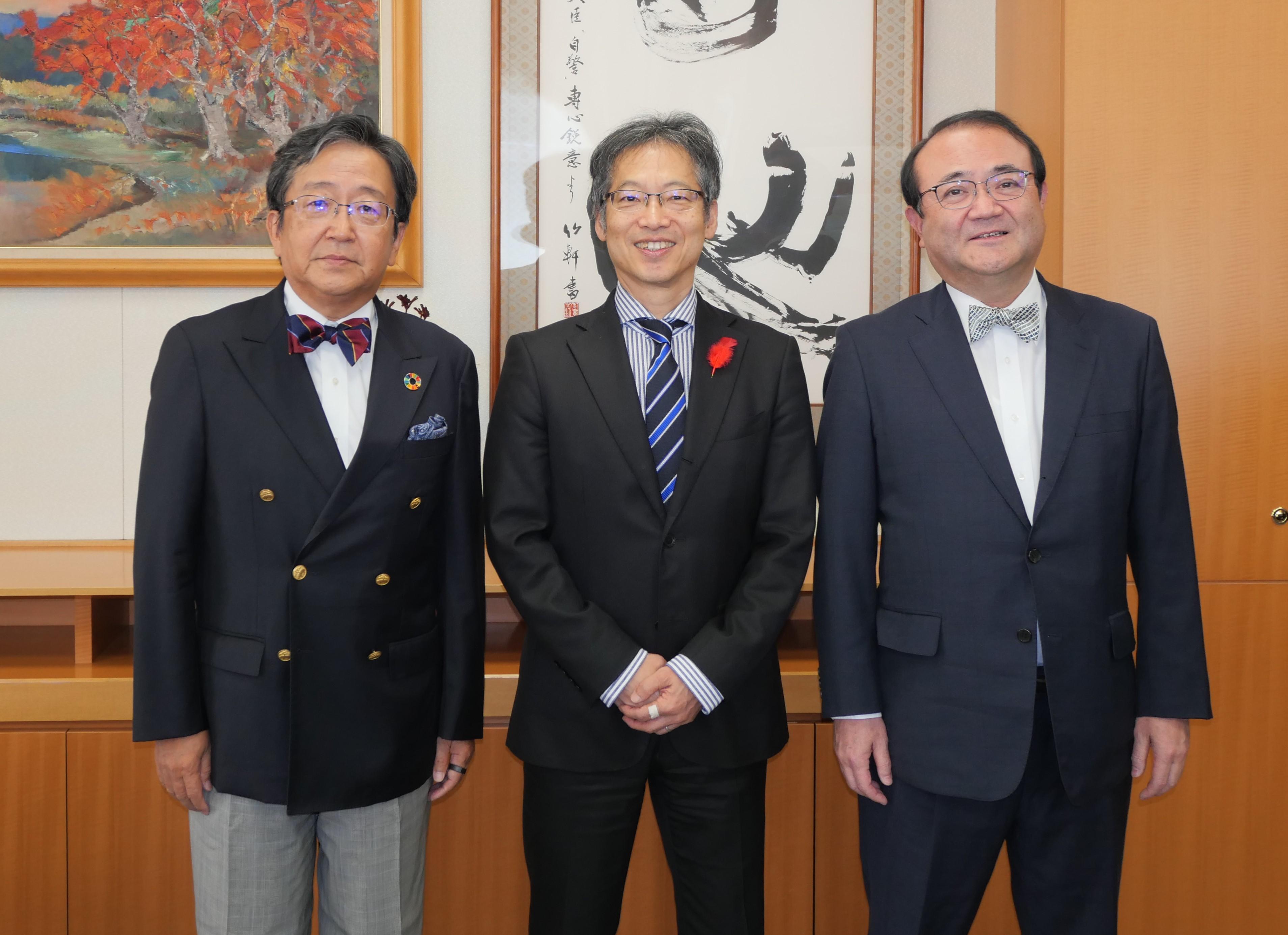 写真:那須学長・藤原文部科学省事務次官・丸山理事長)
