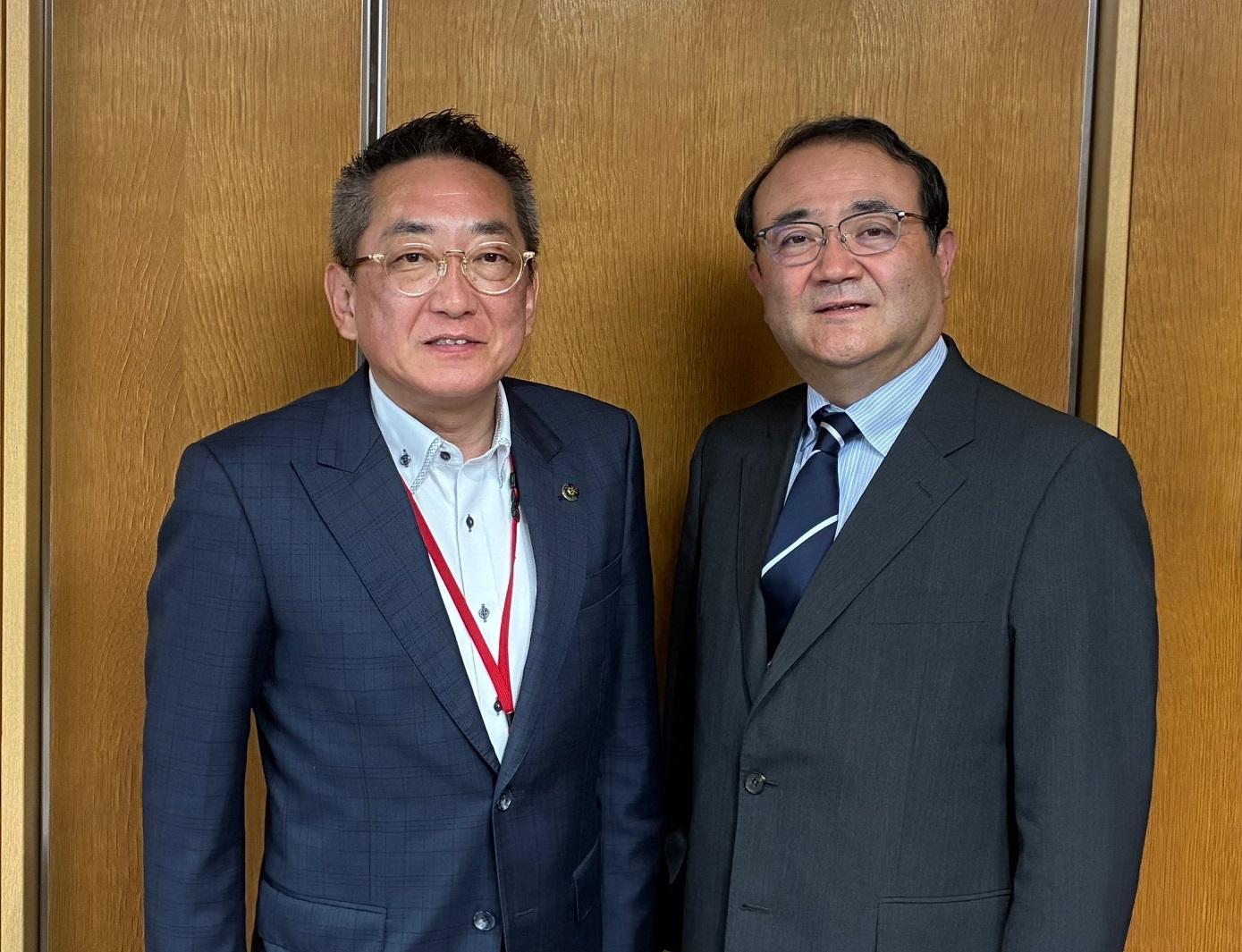写真:浅野市長(右)と丸山理事長(左)