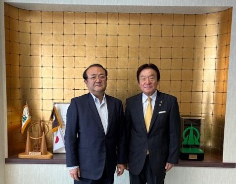 写真:丸山理事長(左)と桜井市長(右)
