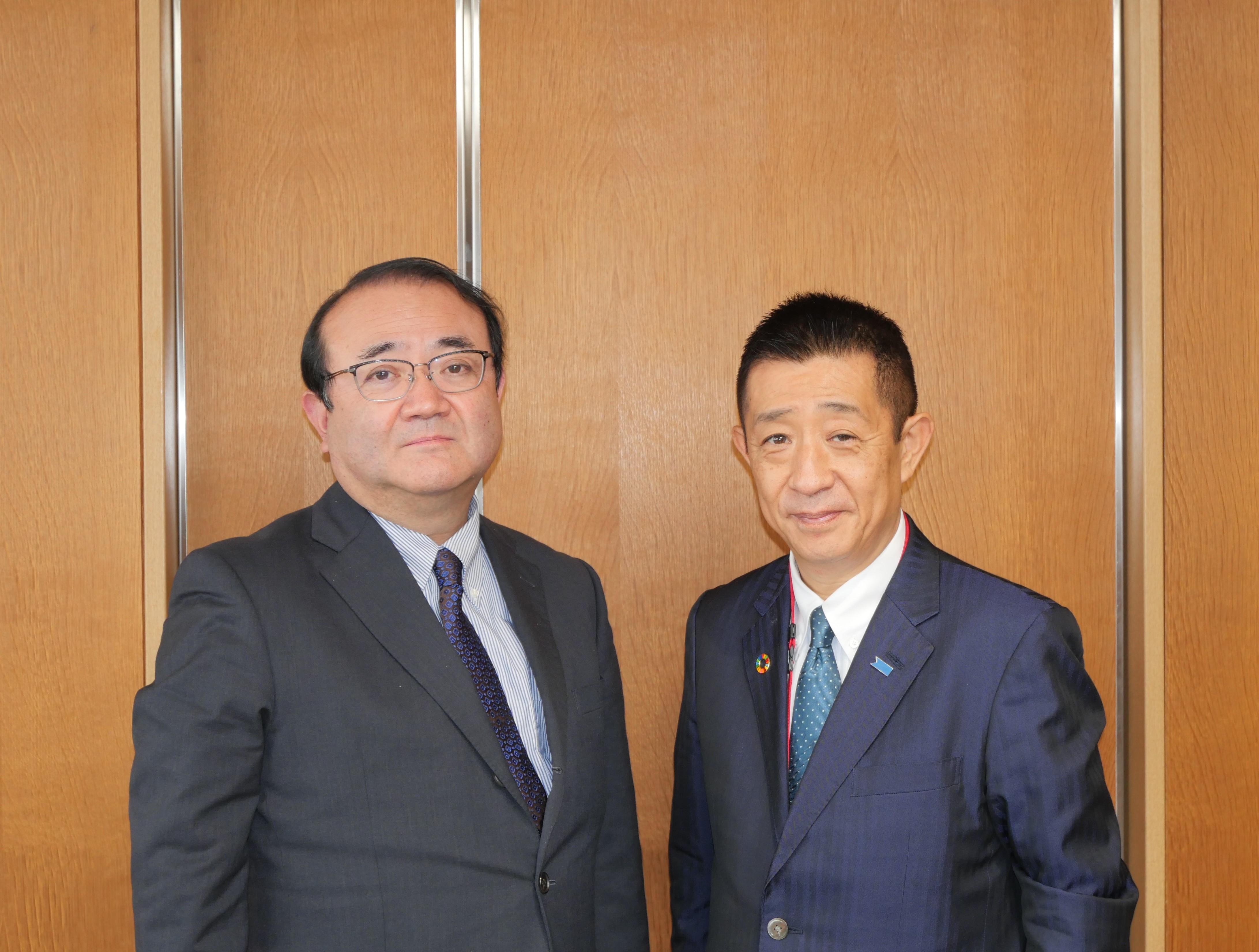 写真:意見交換(丸山理事長と前衆議院議員の井原巧様)