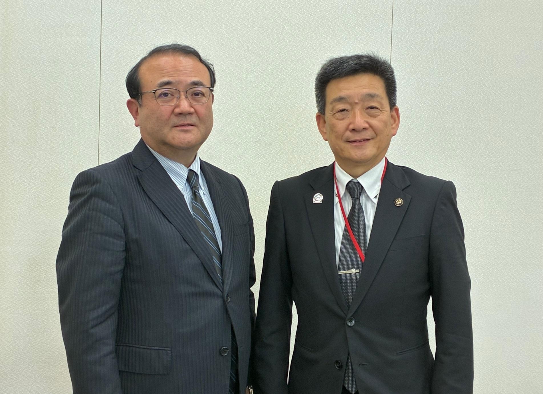 写真:丸山理事長(左)と大西市長(右)