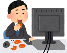 画像:パソコンで仕事をしながら栄養バーを食べる男性