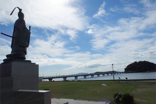 画像:竹島を見守る藤原俊成卿像