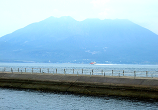 写真:錦江湾に浮かぶ桜島