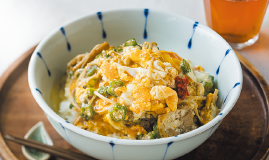 写真:アレンジ活用 飯どろぼうの卵とじ丼