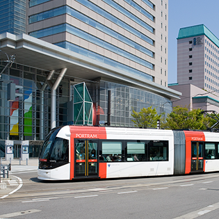 写真:ポートラム(路面電車)